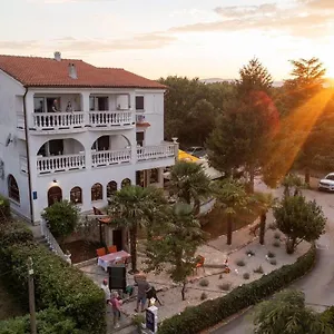 https://restaurant-rooms-nino.primorje-gorskikotar.com